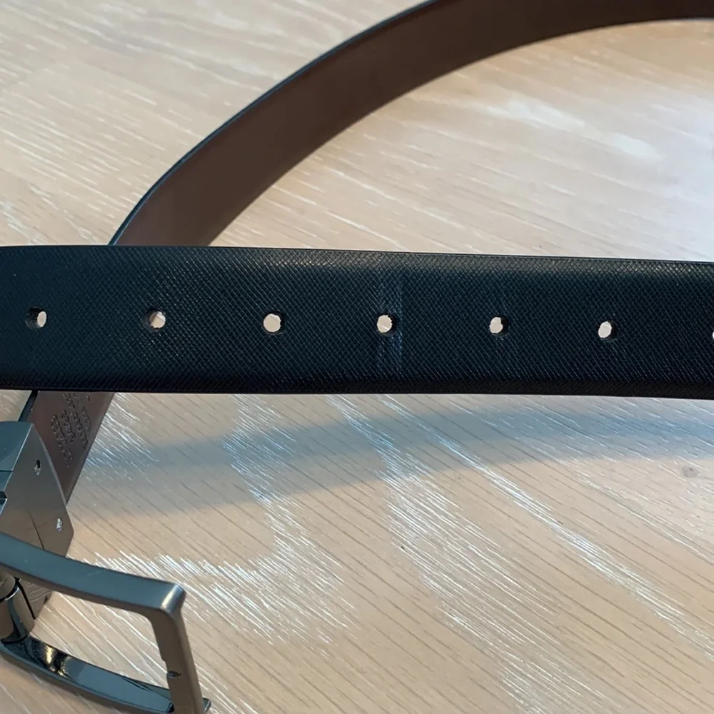 Perry Ellis Leather Belt 34/85  only 1 small mark from where last owner wore